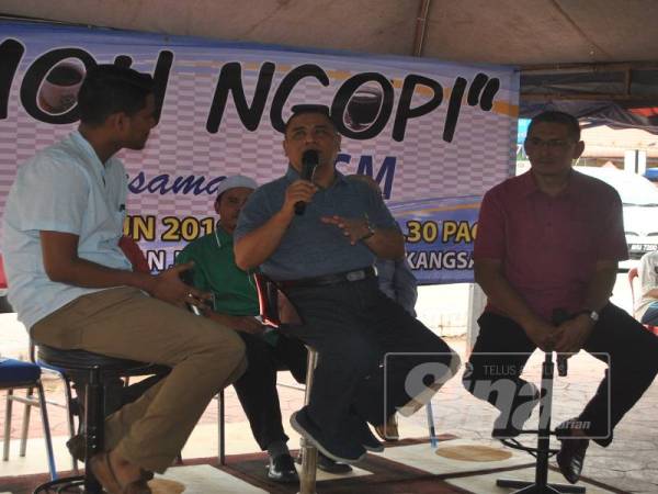 Saarani (tengah) menyampaikan ucapan sempena Program Moh Ngopi Bersama DSM di Dataran Lembah Kuala Kangsar di sini hari ini.