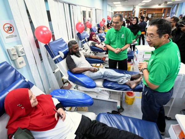 Menteri Kesihatan, Datuk Seri Dr Dzulkefly Ahmad dan Ketua Setiausaha Kementerian Kesihatan, Datuk Seri Dr. Chen Chaw Min (kanan) beramah mesra dengan para penderma darah pada sambutan Hari Penderma Darah Sedunia peringkat Kebangsaan 2019 di Pusat Darah Negara hari ini. - FOTO BERNAMA