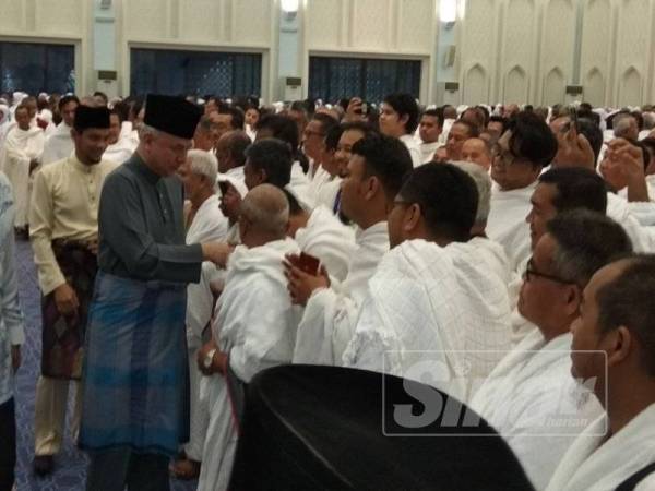 Sultan Nazrin bersalaman dengan bakal jemaah haji dari Perak yang hadir ke majlis Perasmian Kursus Perdana Haji Peringkat Negeri Perak bagi musim haji 1440/2019 di Masjid Sultan Azlan Shah, di sini, hari ini.