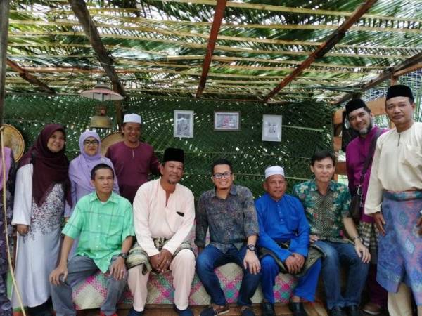 Nik Nazmi (tengah) bergambar bersama jawatankuasa penduduk Seksyen 10 Wangsa Maju yang menganjurkan jamuan Aidilfitri hari ini.