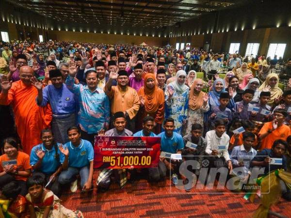 Mujahid meraikan anak yatim dan asnaf pada majlis sambutan Aidilfitri MAIWP di Kuala Lumpur semalam. - FOTO SHARIFUDDIN ABDUL RAHIM