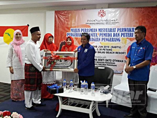 Azalina (dua dari kanan) menerima cenderahati dari Ketua Pemuda UMNO Bahagian Pengerang, Aznan Tamin ketika hadir Majlis Perasmian Mesyuarat Perwakilan Pergerakan Wanita, Pemuda dan Puteri Umno Bahagian Pengerang di Bayu Balau Beach Resort, Tanjung Balau.