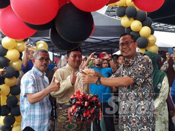 Mohd Asmirul (kanan) menyempurnakan gimik perasmian pembukaan Proriders Auto (M) Sdn Bhd di Kompleks Perniagaan Seraya di Pendang hari ini. Turut sama dari kiri Pengarah Mara Kedah, Yahaya Sani dan Ketua Pegawai Eksekutif Proriders, Mohd Faiz Mansor.