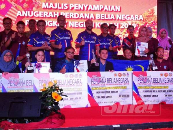 Mukhriz (tengah) bergambar bersama penerima Anugerah Perdana Belia Negara, peringkat negeri Kedah dalam pelbagai kategori, selepas majlis perasmian sambutan Hari Belia negeri Kedah.