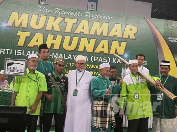 Sebatang lemang panjang yang bersaiz 1.8 meter berjaya dijual pada harga RM4,000 hasil lelongan di Muktamar Tahunan Pas ke -64 di Stadium Tertutup Sukan Pahang (Sukpa) hari ini.