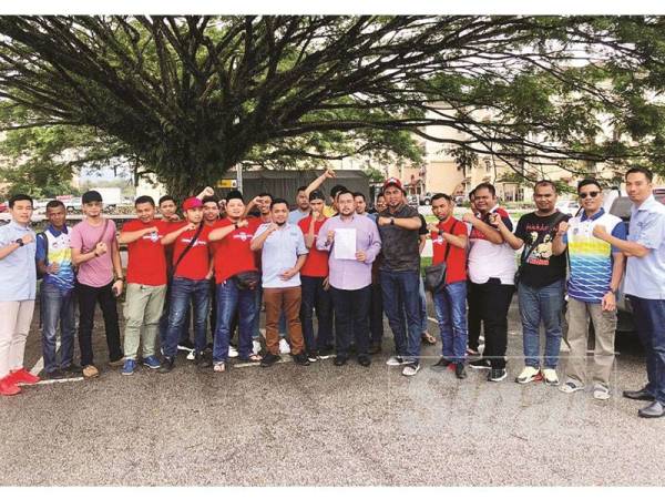 Saifuddin (tujuh dari kanan) bersama ahli AMK dan NGO selepas membuat laporan polis semalam.