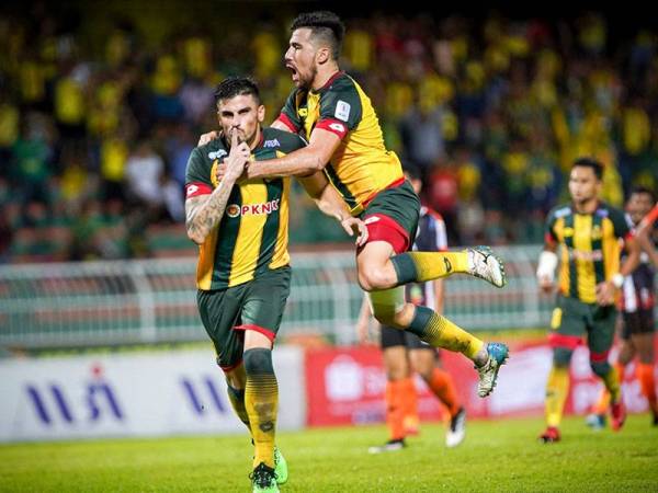 Fernando (kiri) bantu Kedah bawa bekalan satu gol ke Jengka pada aksi timbal balik 30 Jun ini. - FOTO FB KFA 