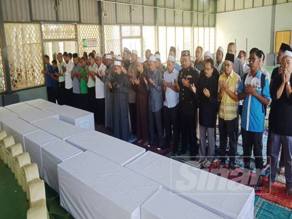 Kesemua jenazah selamat disembahyangkan dan dibawa ke Tanah Perkuburan Islam Kampung Kuala Koh untuk dikebumikan.