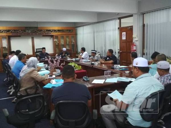 Kameruzaman mempengerusikan mesyuarat berkaitan majlis taklimat IPG itu di Pejabat Risda daerah Lipis semalam.