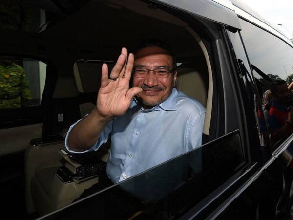 Bekas Menteri Pertahanan Datuk Seri Hishammuddin Hussein hadir ke Ibu Pejabat Suruhanjaya Pencegahan Rasuah (SPRM) hari ini untuk memberi keterangan mengenai isu urus niaga ‘land swap’ membabitkan tanah-tanah milik kementerian itu. - Foto Bernama