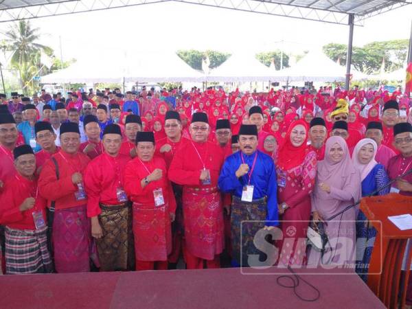 Ahmad (empat dari kiri) bersama Noh merakam kenangan bersama sempena Mesyuarat Perwakilan UMNO Bahagian Tanjong Karang. 