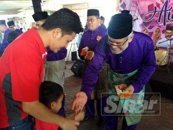 Khalid beramah mesra bersama jemputan yang hadir ke Rumah Terbuka Aidilfitri Ahli Parlimen Shah Alam di Stadium Shah Alam hari ini.