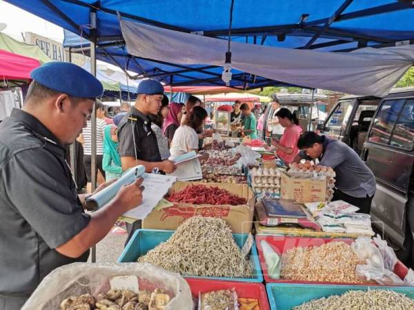 Penguatkuasa KPDNHEP Batu Pahat sewaktu memeriksa premis perniagaan baru-baru ini.