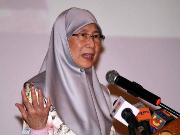 Timbalan Perdana Menteri Datuk Seri Dr Wan Azizah Wan Ismail berucap pada Majlis Sambutan Hari Raya anjuran Yayasan Pencegahan Jenayah Malaysia (MCPF) hari ini. - Foto Bernama