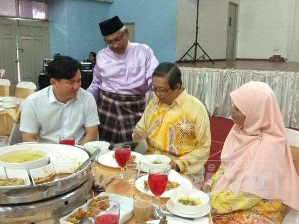 Dr Abdul Aziz (berdiri) melayan dua rakan Exconya, Paul Yong (kiri) dan Datuk Seri Mohammad Nizar Jamaluddin yang hadir ke majlis berkenaan hari ini.