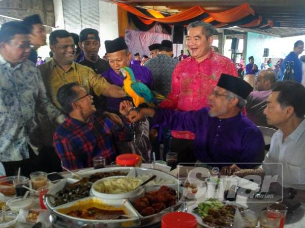 Khalid (dua dari kanan) beramah mesra dengan tetamu yang hadir sewaktu Majlis Rumah Terbuka Aidilfitri Ahli Parlimen Shah Alam yang berlangsung di Stadium Shah Alam hari ini. 