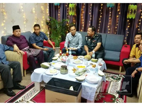 Mazlan (dua dari kiri) ketika meraikan Md Nordin (empat dari kanan) serta ketua pelbagai jabatan sempena Jamuan Hari Raya Aidilfitri KPDNHEP Sungai Petani hari ini.