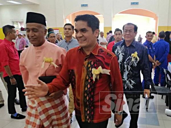 Dr Radzi (kanan) diiringi Wan Mohd Johari yang tiba di Majlis Hari Raya dan Sambutan Setahun Malaysia Baharu di Dewan MRSM Tumpat.