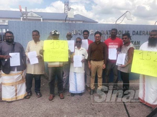 Terence (empat dari kanan) bergambar bersama individu yang hadir ke IPD Hilir Perak membuat laporan polis terhadap Salamiah.