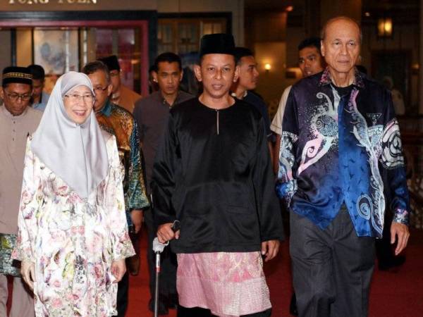 Timbalan Perdana Menteri Datuk Seri Dr Wan Azizah Wan Ismail (kiri) diiringi Naib Pengerusi Kanan Yayasan Pencegahan Jenayah Malaysia (MCPF) Tan Sri Lee Lam Thye (kanan) dan Naib Pengerusi MCPF Kamal Affandi Hashim (tengah) ketika hadir pada Majlis Sambutan Hari Raya anjuran MCPF hari ini. - Foto Bernama 