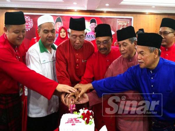 Mahdzir (tiga dari kiri) bersama kepimpinan UMNO Bahagian Sabak Bernam dan wakil perhubungan memotong kek sebagai tanda simbolik pada Mesyuarat Perwakilan UMNO Bahagian Sabak Bernam di Dewan UMNO Bahagian Sabak Bernam di sini hari ini.