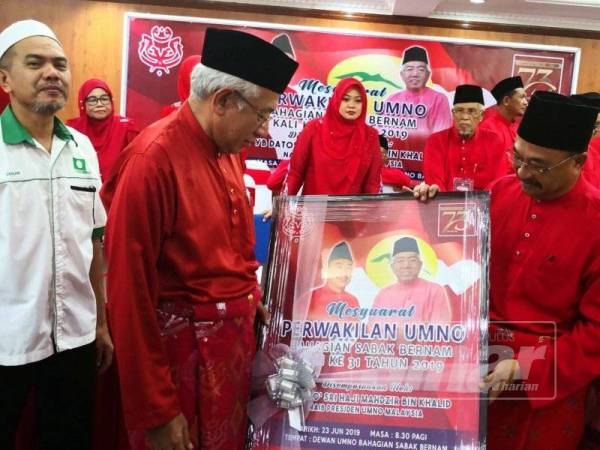 Abd Rahman menyampaikan cenderahati kepada Naib Presiden UMNO, Datuk Seri Mahdzir Khalid pada Mesyuarat Perwakilan UMNO Bahagian Sabak Bernam di Dewan UMNO Bahagian Sabak Bernam.