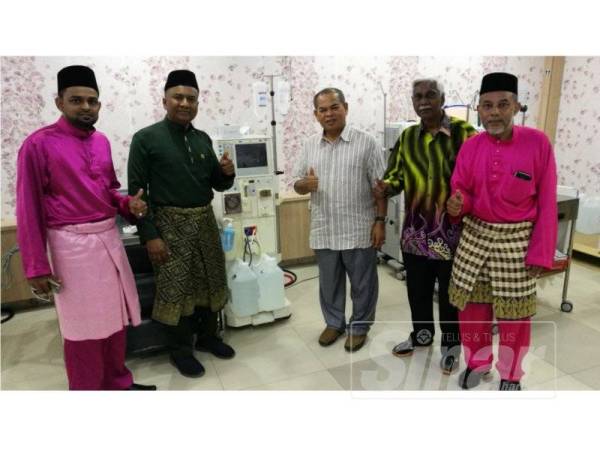 Mohd Nizam(dua dari kiri) membawa Sham(tiga dari kiri) meninjau kemudahan alat hemodialisis disediakan Pusat Pertubuhan Perkhidmatan Hemodialisis Nur Kasih, Bagan Serai hari ini.