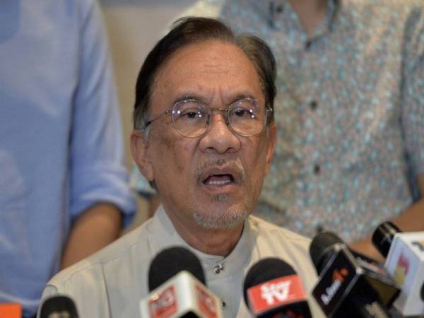 Presiden Parti Keadilan Rakyat (PKR) yang juga Anggota Parlimen Port Dickson Datuk Seri Anwar Ibrahim bercakappada sidang media selepas mempengerusikan Mesyuarat Majlis Pimpinan Pusat Keadilan di Ibu Pejabat PKR Merchant Square hari ini. -Foto Bernama 