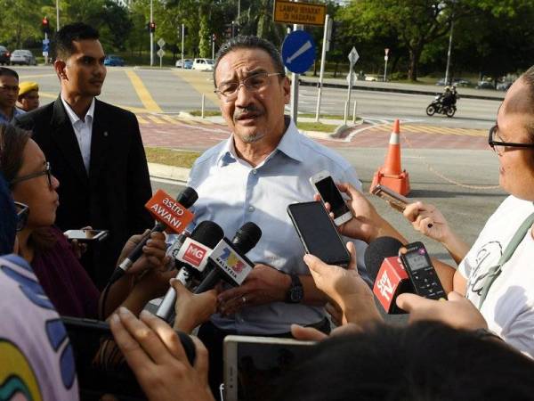 Bekas Menteri Pertahanan Datuk Seri Hishammuddin Tun Hussein memberikan kenyataan media sejurus keluar dari Ibu Pejabat Suruhanjaya Pencegahan Rasuah (SPRM) selepas memberi keterangan berkenaan isu urus niaga ‘land swap’ membabitkan tanah-tanah milik kementerian itu. - Foto Bernama 