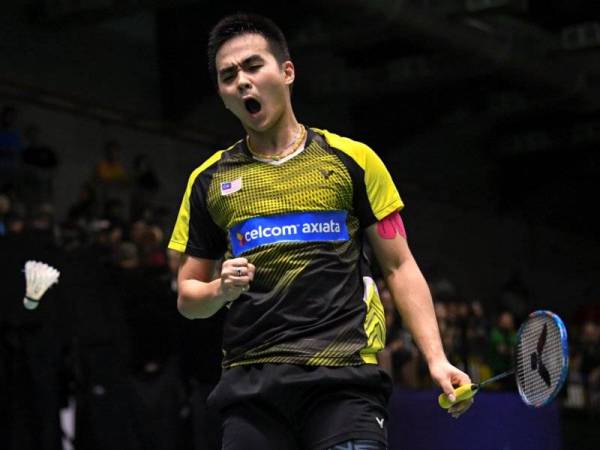 Soong Joo Ven bersorak gembira ketika menentang rakan senegara, Cheam Jun Wei pada pusingan akhir badminton perseorangan Lelaki 2019 Victor Malaysia International Series di Arena Badminton hari ini. - FOTO BERNAMA