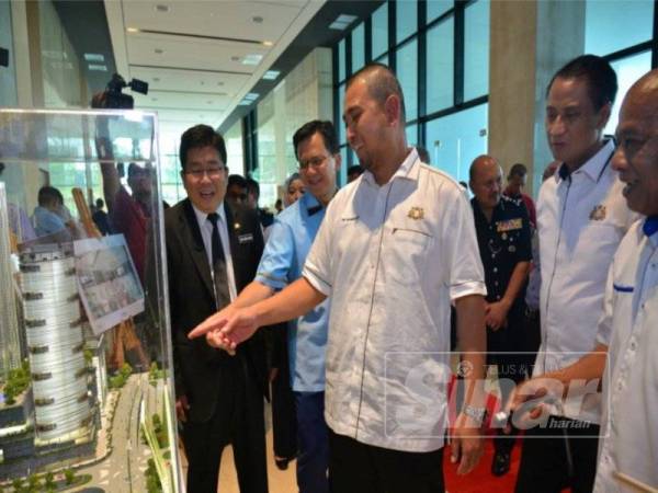 Dr Sahruddin (tengah) ketika melihat replika Menara MBJB ketika majlis berkenaan hari ini.