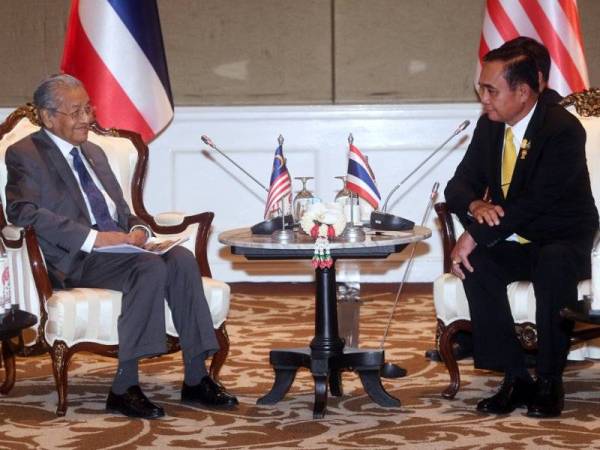 Tun Dr Mahathir Mohamad bersama Perdana Menteri Thailand Jeneral Prayuth Chan o-cha. - FOTO BERNAMA