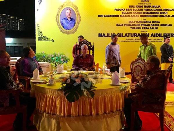 Sultan Perak, Sultan Nazrin Shah Muizzuddin Shah berkenan berangkat ke Majlis Silaturahim Aidilfitri Tahun 2019 di 91 Rejimen Bantuan Rejimen Askar Jurutera Diraja Kem Batu Kentomen, Jalan Ipoh, di sini. - FOTO BERNAMA