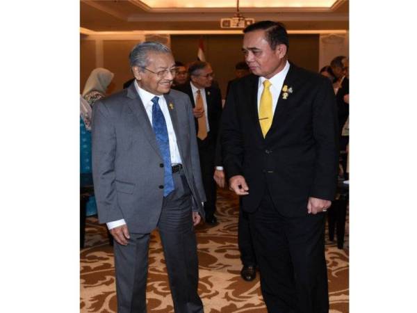 Tun Dr Mahathir Mohamad bersama Perdana Menteri Thailand Jeneral Prayuth Chan o-Cha. - Foto Bernama
