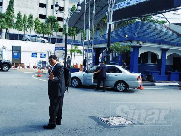 Johari tiba di Bukit Aman untuk memberi keterangan berkaitan buku yang ditulis mengenai Presiden PKR, Datuk Seri Anwar Ibrahim di Bukit Aman, Kuala Lumpur hari ini.