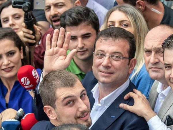 Datuk Bandar Istanbul yang baharu, Ekrem Imamoglu melambai kepada para penyokongnya. - Foto AFP