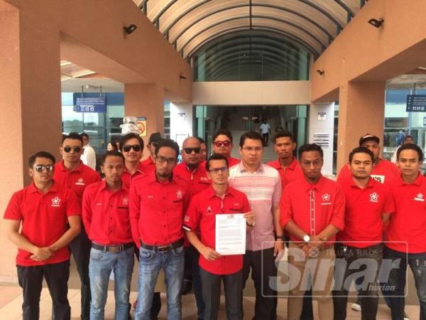 Mohd Hafez Mubin (empat, kiri) bergambar bersama ketua dan ahli Armada Bersatu Bahagian yang hadir di pejabat ROS di sini hari ini.