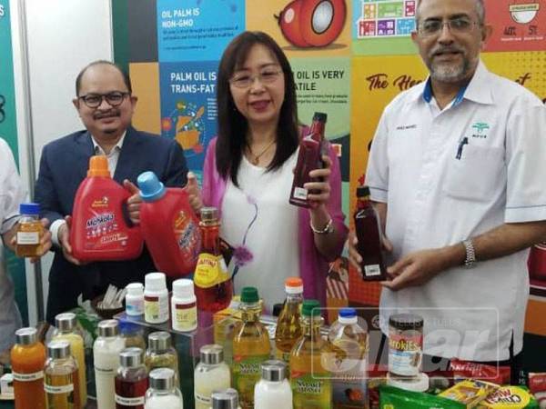 Teresa melihat antara produk yang dipamerkan pada Pameran Produk Komoditi di LTAS, hari ini.