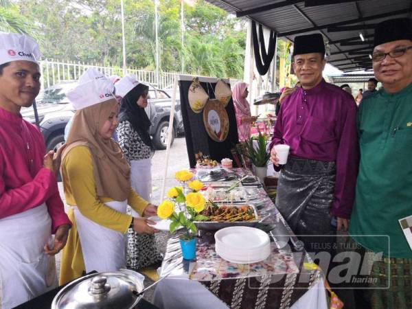 Dr Zaini (dua, kanan) ketika menghadiri majlis sambutan Aidilfitri peringkat Pejabat Bahagian Farmasi Kelantan semalam.