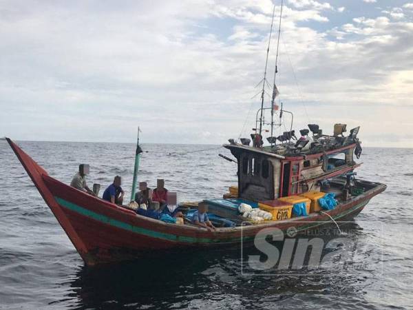 Bot nelayan Indonesia dipercayai mencerobohi perairan Malaysia kemudiannya diiringi balik ke Pusat Tahanan Vessel Kampong Acheh, Lumut untuk siasatan lanjut.