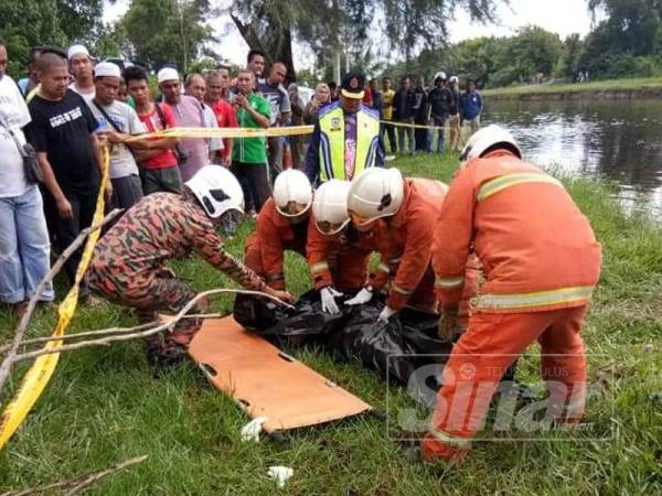 Mayat itu dibawa naik ke tebing oleh anggota bomba.