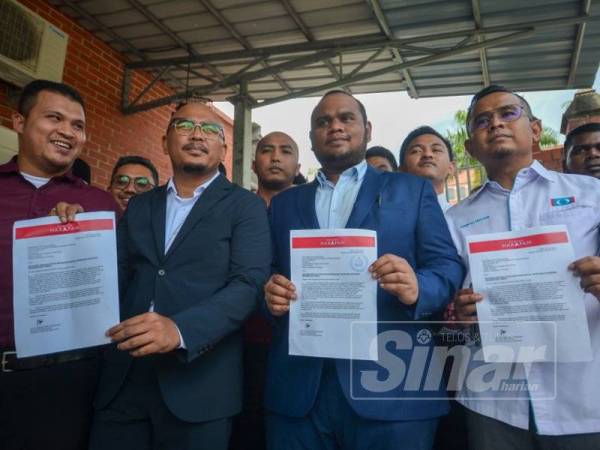 Pemuda Harapan menunjukkan salinan surat mendesak tindakan tegas dikenakan ke atas UMNO yang dihantar kepada RoS, hari ini. Foto: SHARIFUDIN ABDUL RAHIM