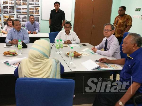 Boon Chye (dua, kanan) tekun mendengar sesi taklimat perkembangan projek pembinaan Hospital Parit Buntar, Simpang Lima Parit Buntar yang disampaikan wakil JKR.