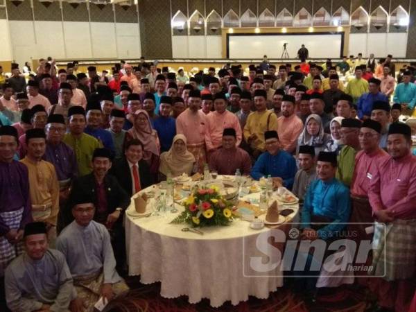 Amirudin (duduk, tengah) bergambar bersama Exco Selangor dan Ketua-ketua Kampung Tradisi Selangor yang menerima watikah pelantikan hari ini.