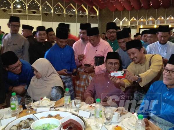 Amirudin melayan permintaan sebahagian ketua-ketua kampung tradisi Selangor untuk berswafoto dengannya selepas majlis petang tadi.