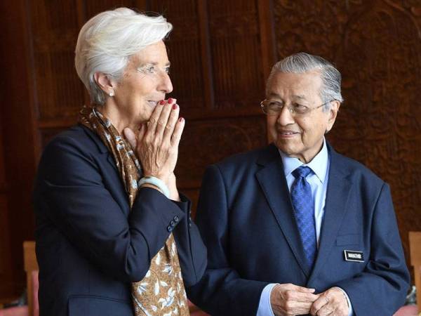 Perdana Menteri Tun Dr Mahathir Mohamad (kanan) beramah mesra bersama Christine Lagarde ketika menerima kunjungan Pengarah Urusan Tabung Kewangan Antarabangsa (IMF) itu di pejabat beliau di Bangunan Perdana Putra hari ini. - Foto Bernama