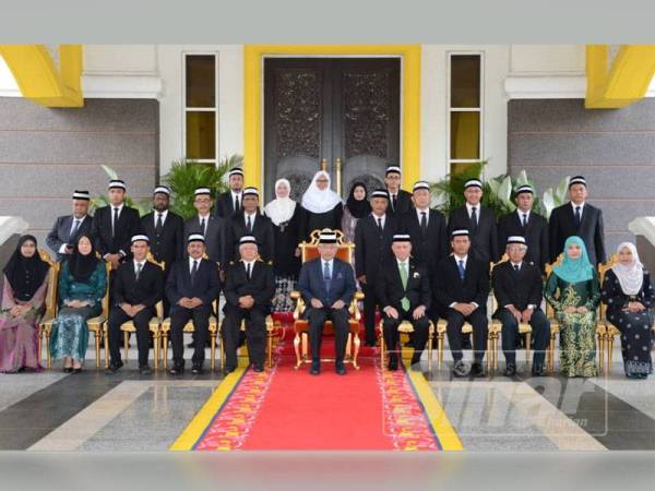 Al Sultan Abdullah berkenan bergambar kenangan bersama para pendaki di Istana Negara di sini, hari ini.