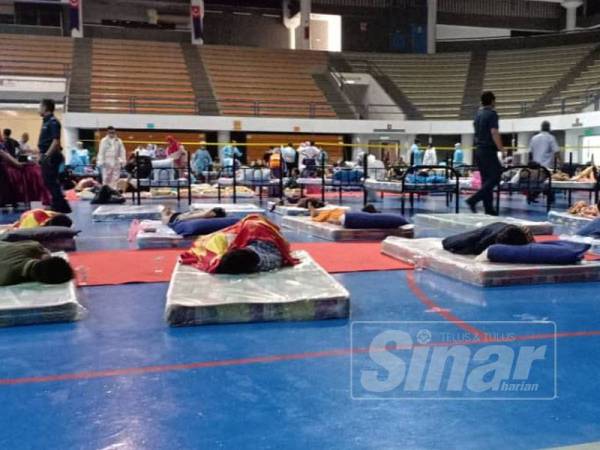 Suasana di pekarangan Stadium Tertutup Pasir Gudang yang menerima mangsa-mangsa yang kebanyakannya pelajar sekolah. - Foto Wan Mohd Hazan Amru