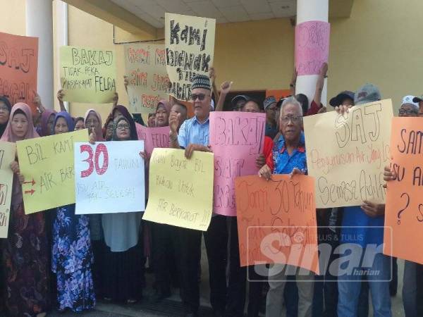 Isa (tengah) turut sama dalam piket dianjurkan di Dewan Felda Bukit Easter semalam.