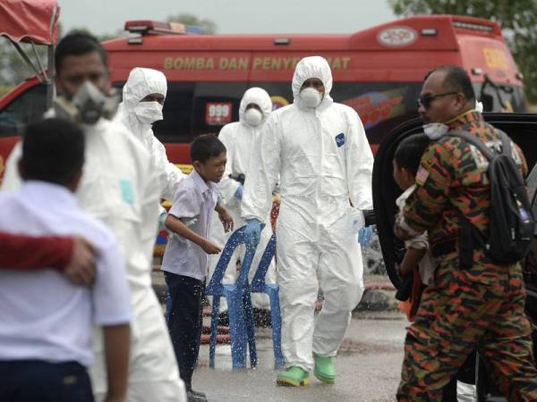 Pelajar dari Sekolah Kebangsaan (SK) Tanjung Puteri Resort yang mengalami sesak nafas diberi rawatan awal di Stadium Tertutup Majlis Perbandaran Pasir Gudang (MPPG) hari ini. - Foto Bernama